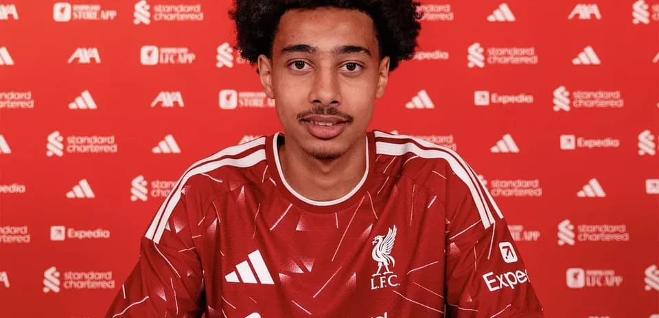 Futbolchi yangi shartnoma imzolamoqda, LFC formasi