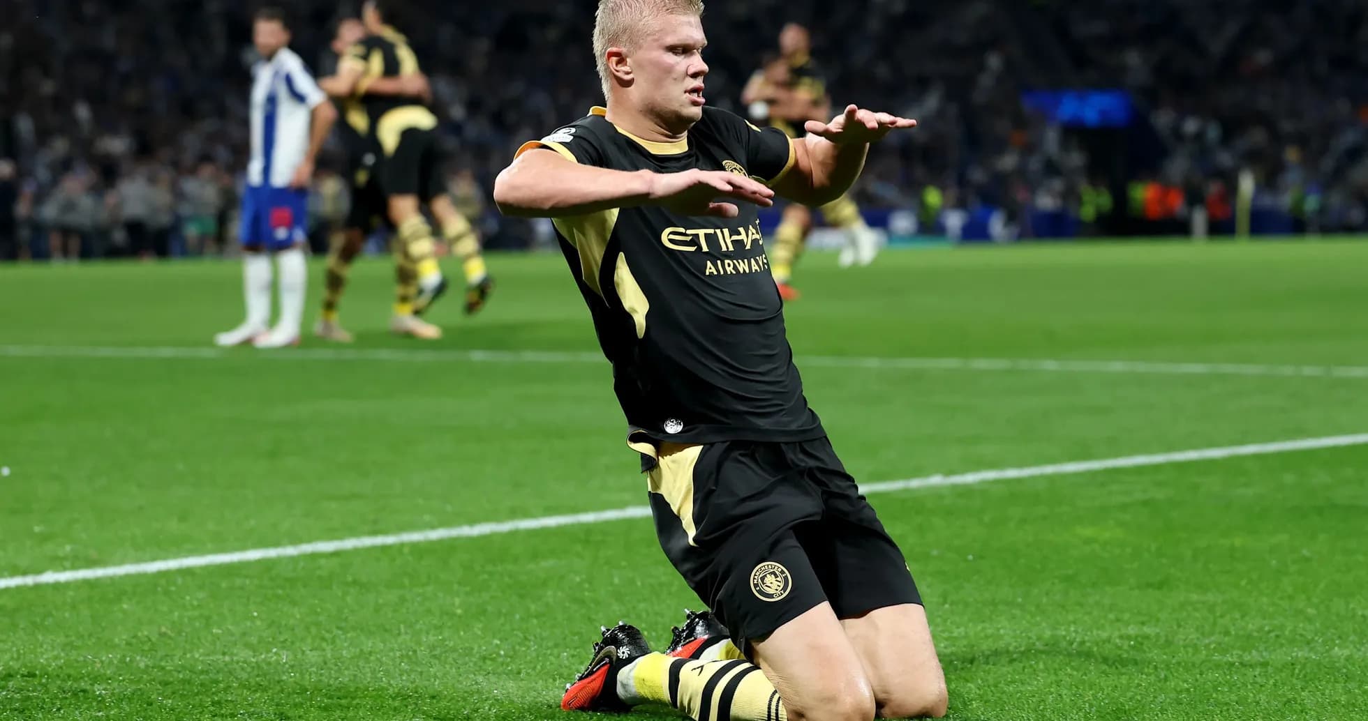 Futbolchi gol urishidan keyin kneeling holatda