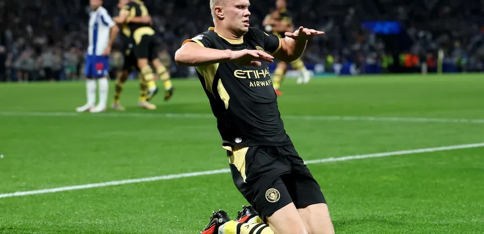 Futbolchi gol urishidan keyin kneeling holatda
