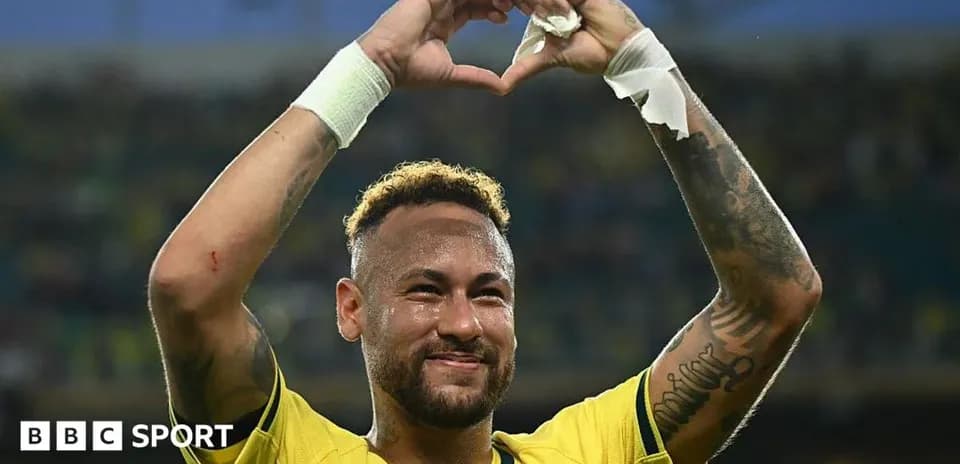 Futbolchi Neymar yurak shaklini qilmoqda