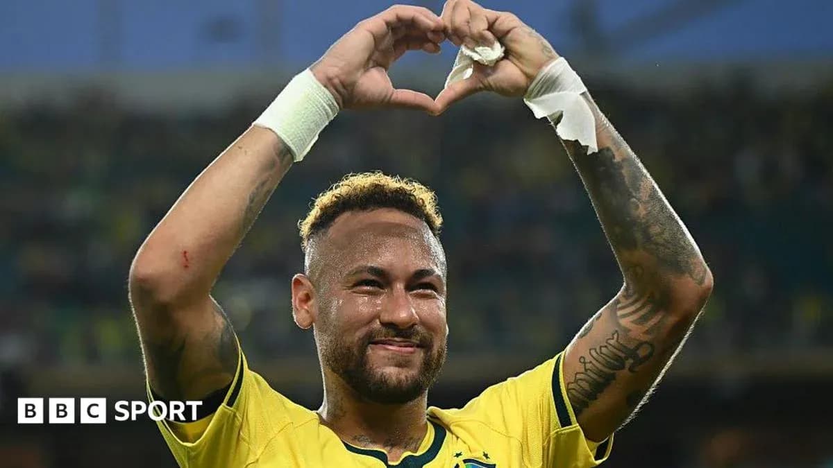 Futbolchi Neymar yurak shaklini qilmoqda