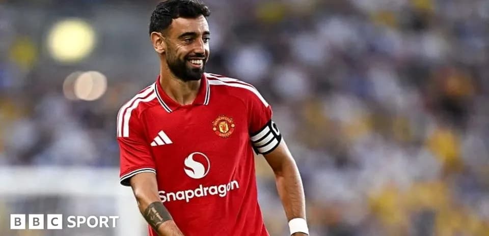 Futbolchi Bruno Fernandes maydonda qizil forma kiygan