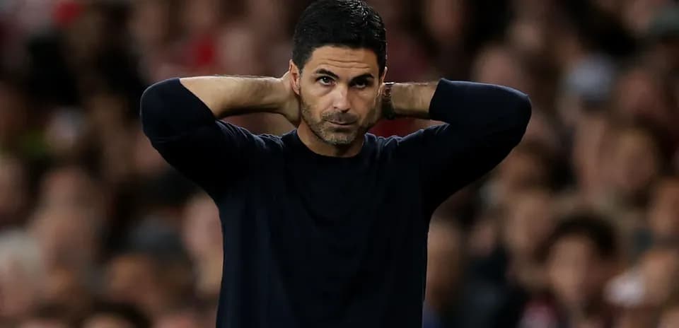 Menedjer o'yin davomida qo'lini boshi ortida ushlab turmoqda
