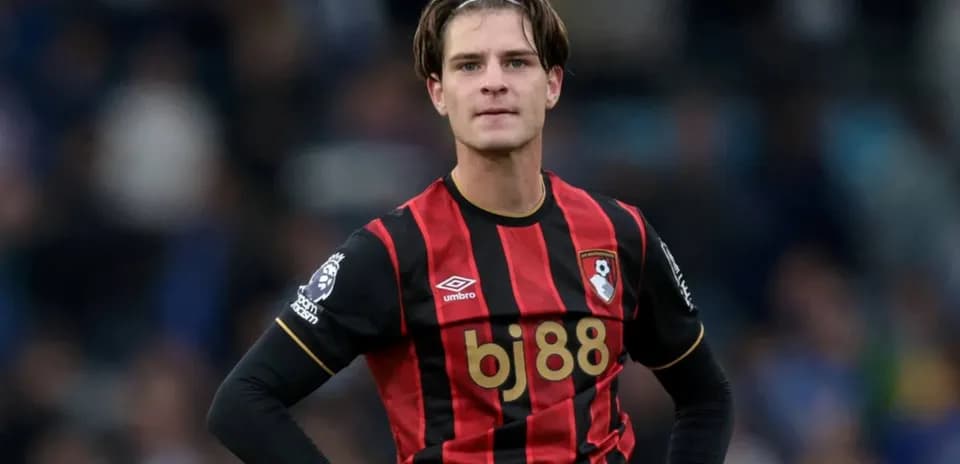 Futbolchi Bournemouth formasida maydonda turibdi