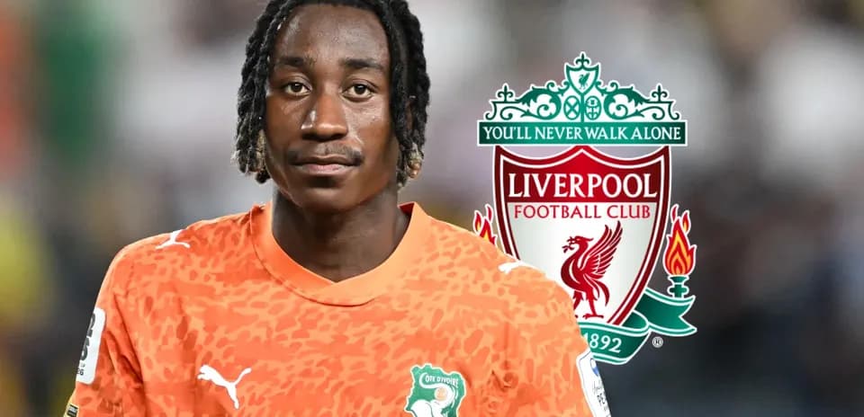 Futbolchi Liverpool klubi formasida maydonda