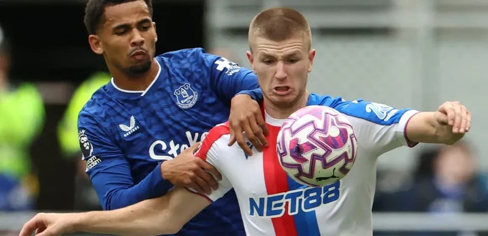 Everton and Crystal Palace players contesting the ball