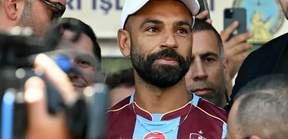 Futbolchi ko'plab muxlislar orasida turibdi