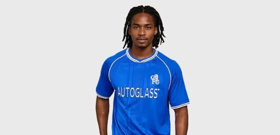 Futbolchi ko'k futbolka kiygan yigit