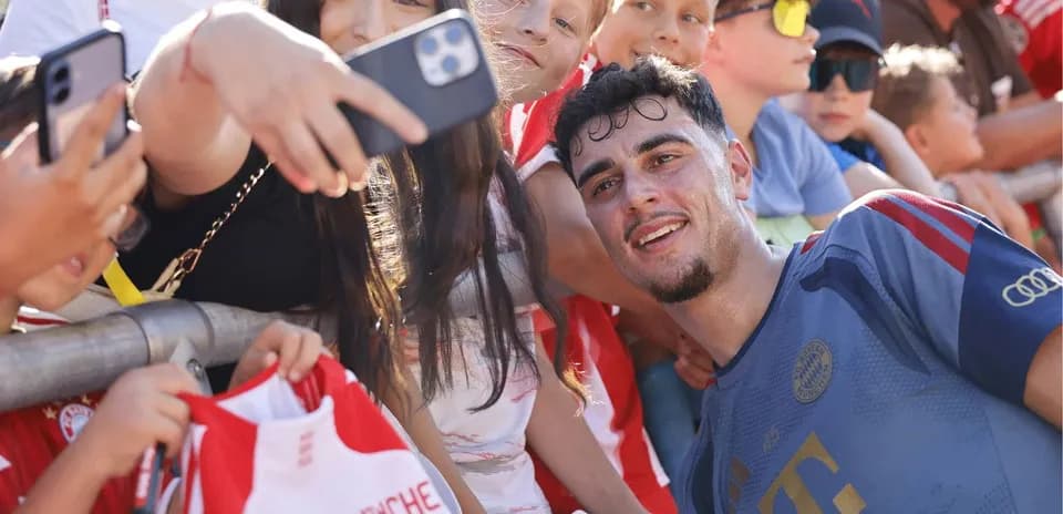 Futbolchi bolalar bilan selfi olishmoqda