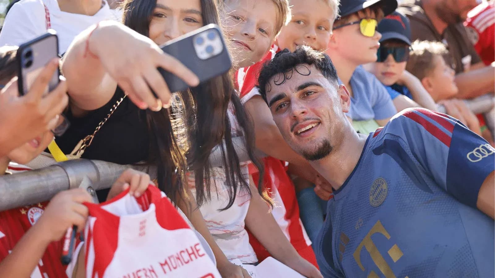 Futbolchi bolalar bilan selfi olishmoqda