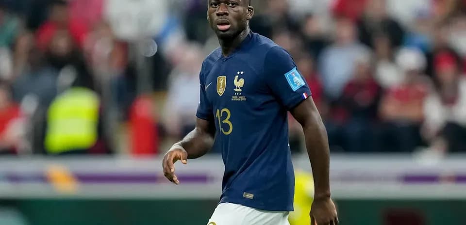 Futbolchi maydonda harakat qilayotgan fransuz futbolchisi