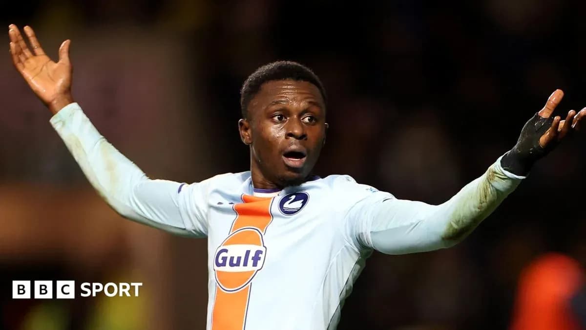 Futbolchi qo'llarini ochib, hakamga murojaat qilmoqda