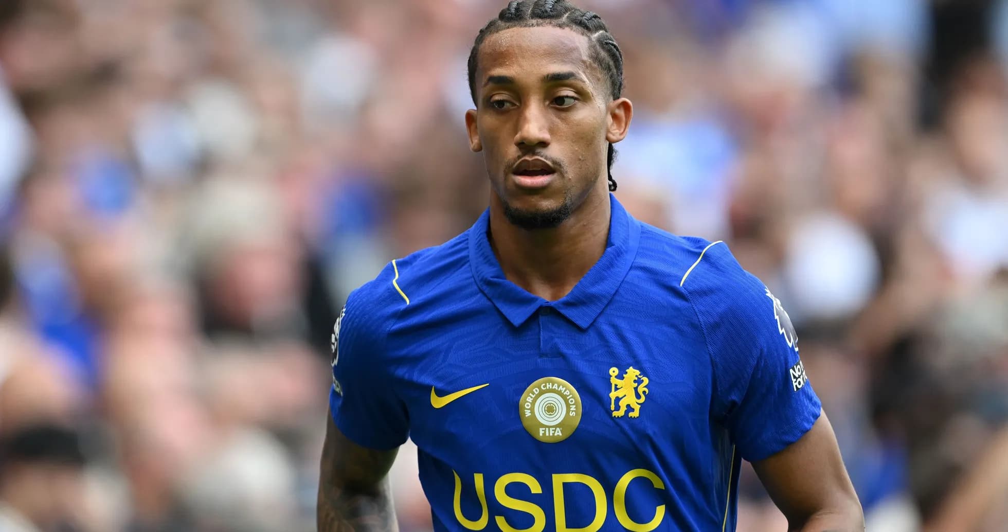Futbolchi Chelsea formasida maydonda yurmoqda