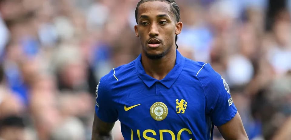 Futbolchi Chelsea formasida maydonda yurmoqda