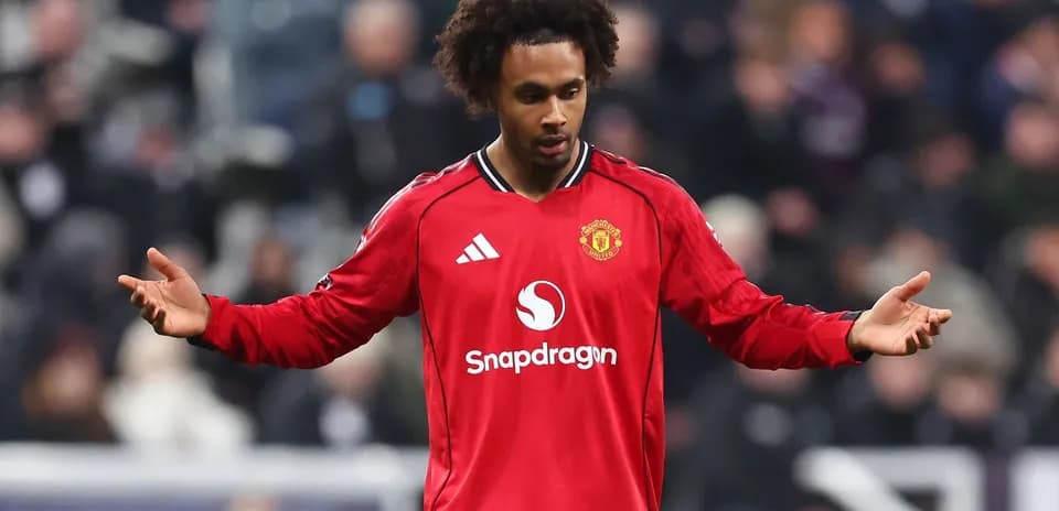 Futbolchi Manchester United formasida maydonda
