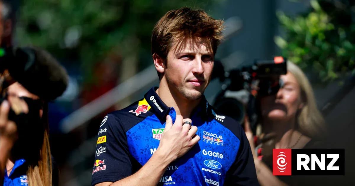 Haydovchi intervyu berayotgan Formula 1 peshqadami
