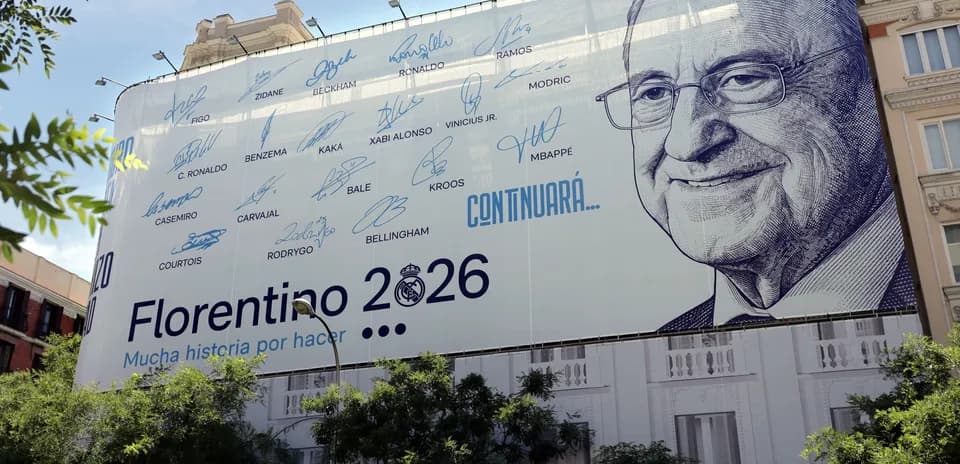 Billboard featuring Florentino Pérez and player signatures
