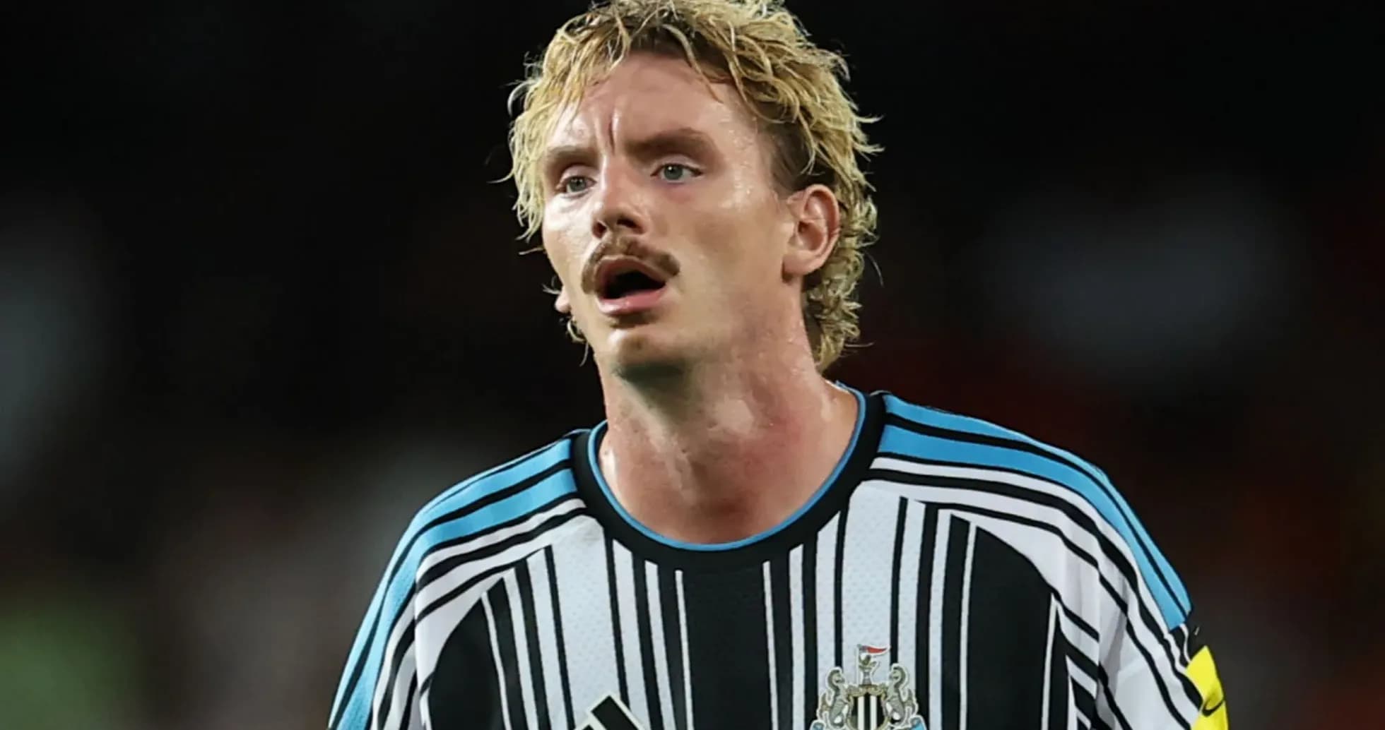 Futbolchi Newcastle United formasi bilan maydonda