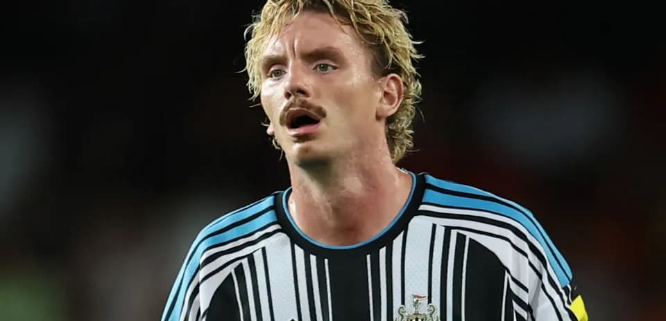 Futbolchi Newcastle United formasi bilan maydonda