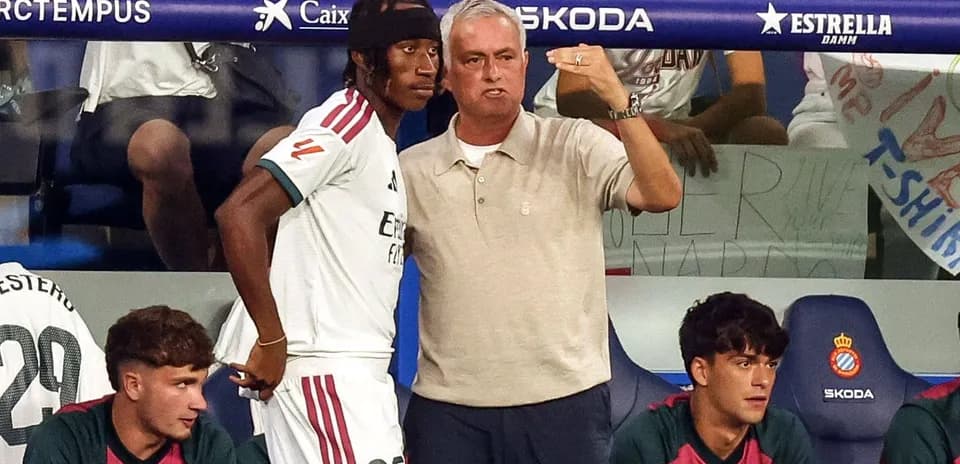 Jozef Mourinho instructing player on the bench