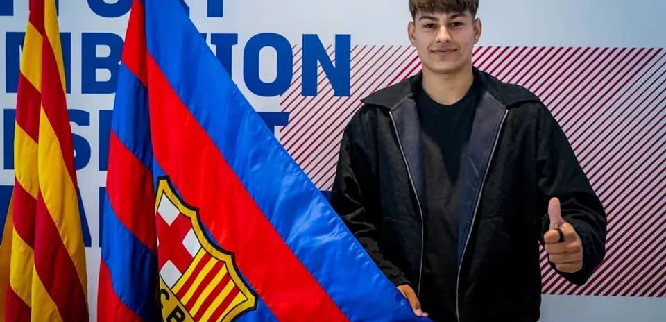 Yoshinori Muto with FC Barcelona flag during signing event