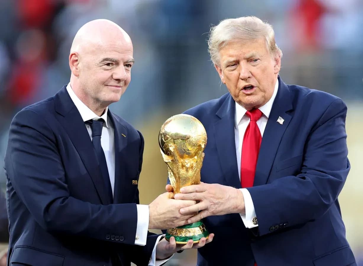 Gianni Infantino and Donald Trump holding World Cup trophy