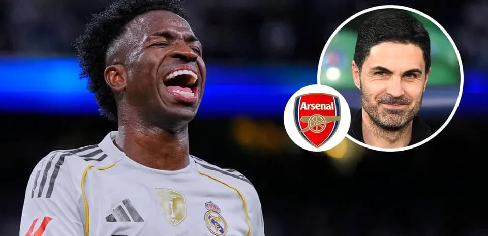 Futbolchi g'alaba bilan to'pni ushlamoqda