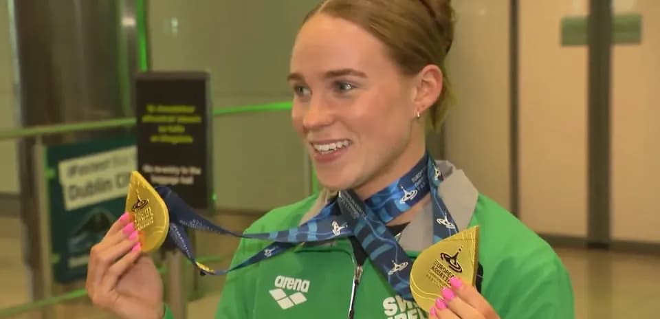Sportchi oltin medallar bilan aeroportda turibdi