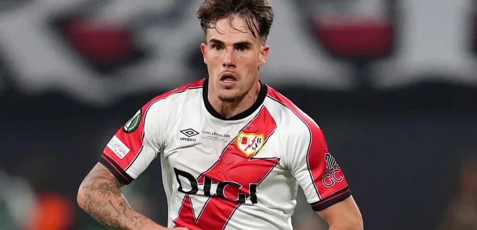 Futbolchi Rayo Vallecano formasida o'ynayotgani