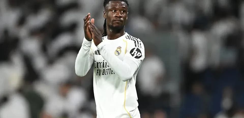 Futbolchi Real Madrid formasida maydonda qarsak chalmoqda