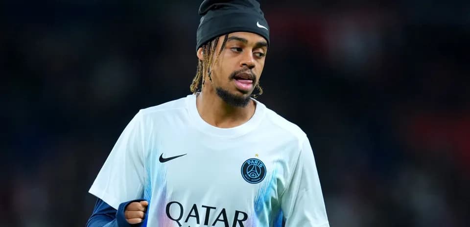 Futbolchi PSG formasi bilan maydonda harakatda