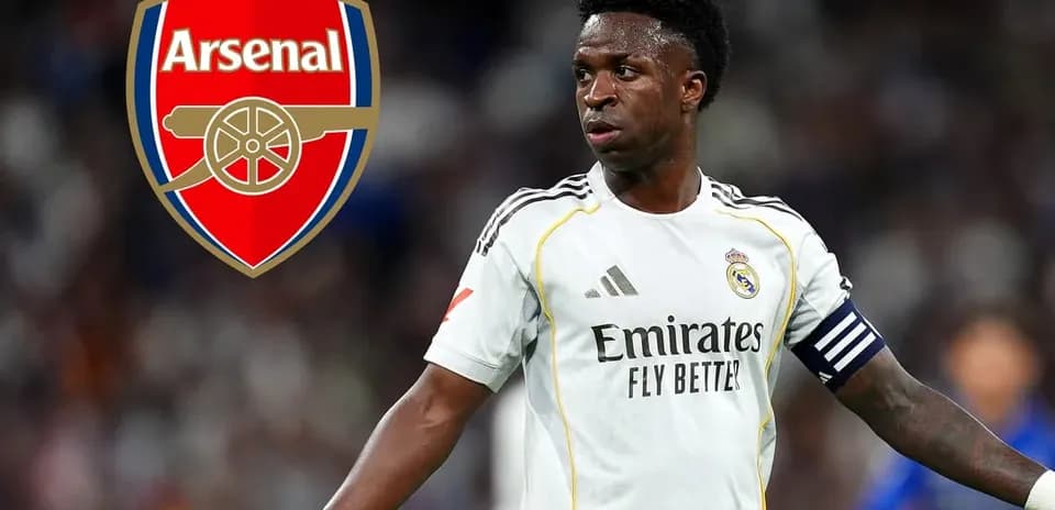 Futbolchi Real Madrid formasida maydonda harakatda