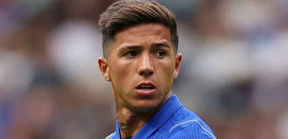Futbolchi maydonda o'yin davomida harakatda