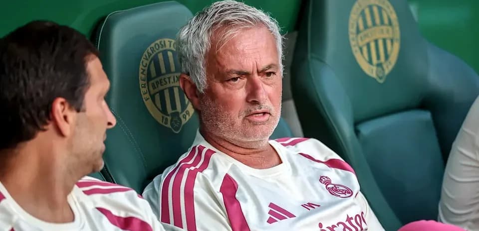 Futbol murabbiyi o'yin benchasida o'tirgan