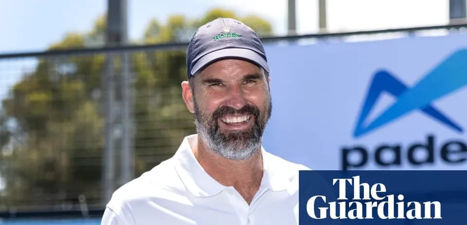 Maqsadni bajaruvchi odam padel maydonida turibdi
