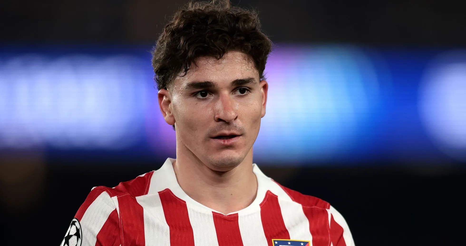 Futbolchi Atletico Madrid formasida maydonda