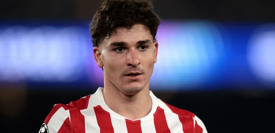 Futbolchi Atletico Madrid formasida maydonda