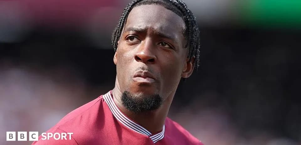 Futbolchi maydonda jamoasi formasi bilan