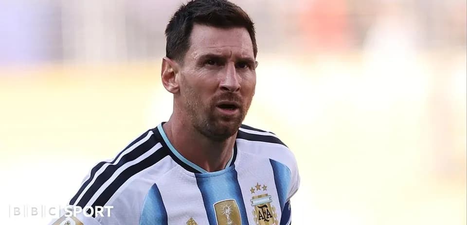 Futbolchi Lionel Messi Argentina formasida maydonda