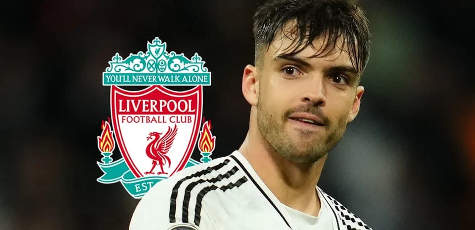 Futbolchi Liverpool logosi bilan o'yinda