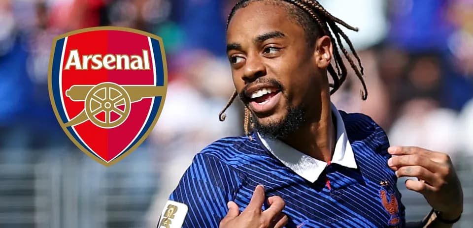 Futbolchi Arsenal logosi bilan maydonda bayram qilmoqda