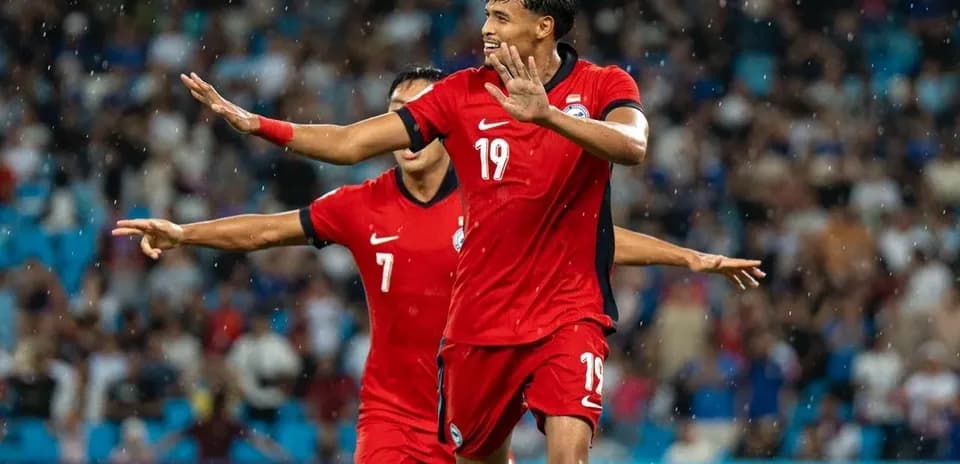 Futbolchi goli uchun nishonlayotgan raqiblar