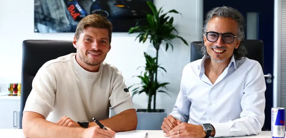 Formula 1 driver signing contract with team manager