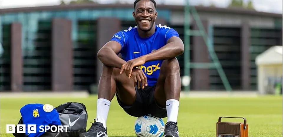 Futbolchi mashg'ulot maydonida kulayotgan