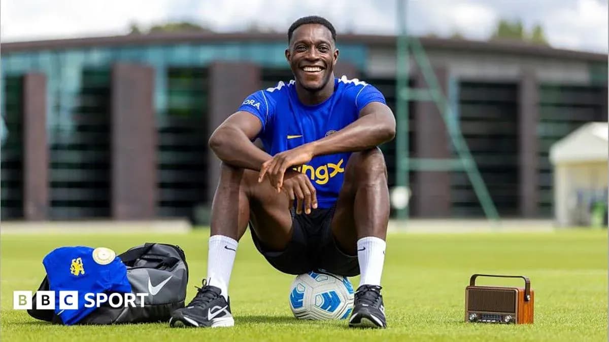 Futbolchi mashg'ulot maydonida kulayotgan