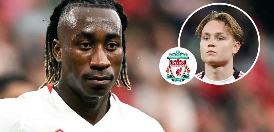 Futbolchi maydonda, Liverpool logotipi ko'rsatilgan