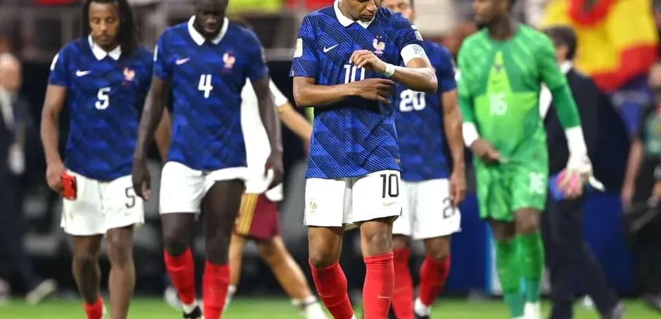 Fransiya futbolchilari o'yin tugagach maydondan chiqmoqda