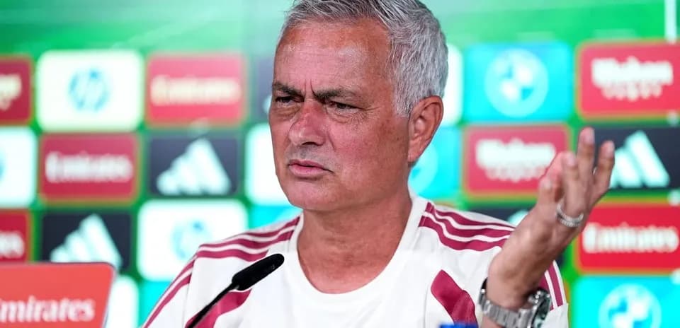 Murinho matbuot anjumanida savolga javob bermoqda
