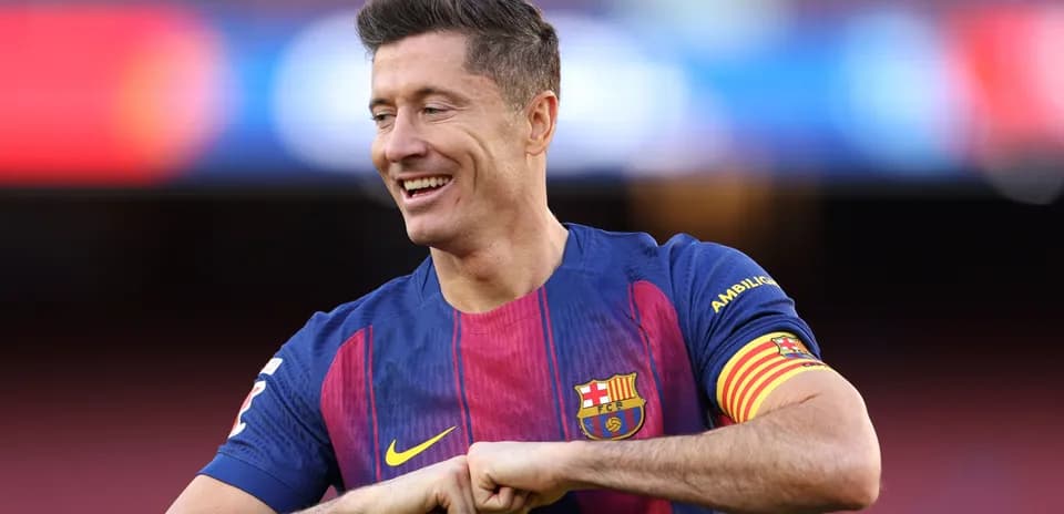 Futbolchi Robert Levandovski Barcelona formasida
