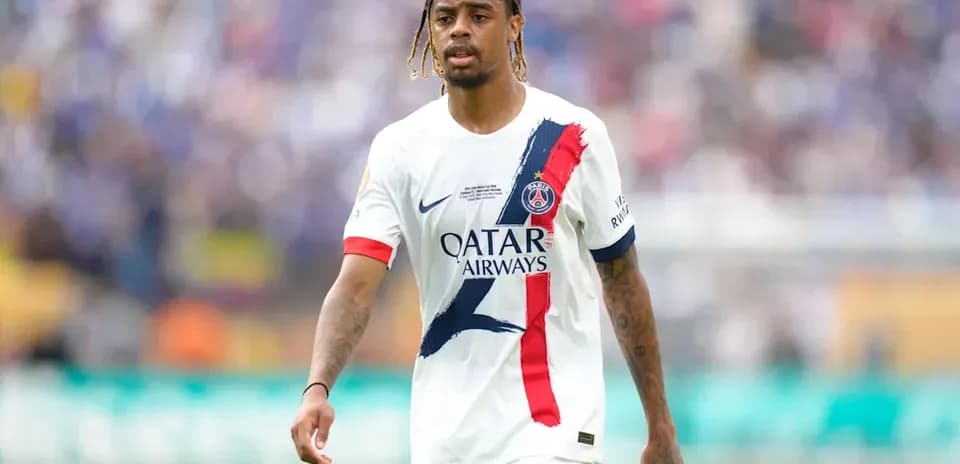 Futbolchi PSG formasida maydonda yurmoqda